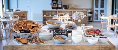 Petit déjeuner buffet (18.50 EUR par personne)