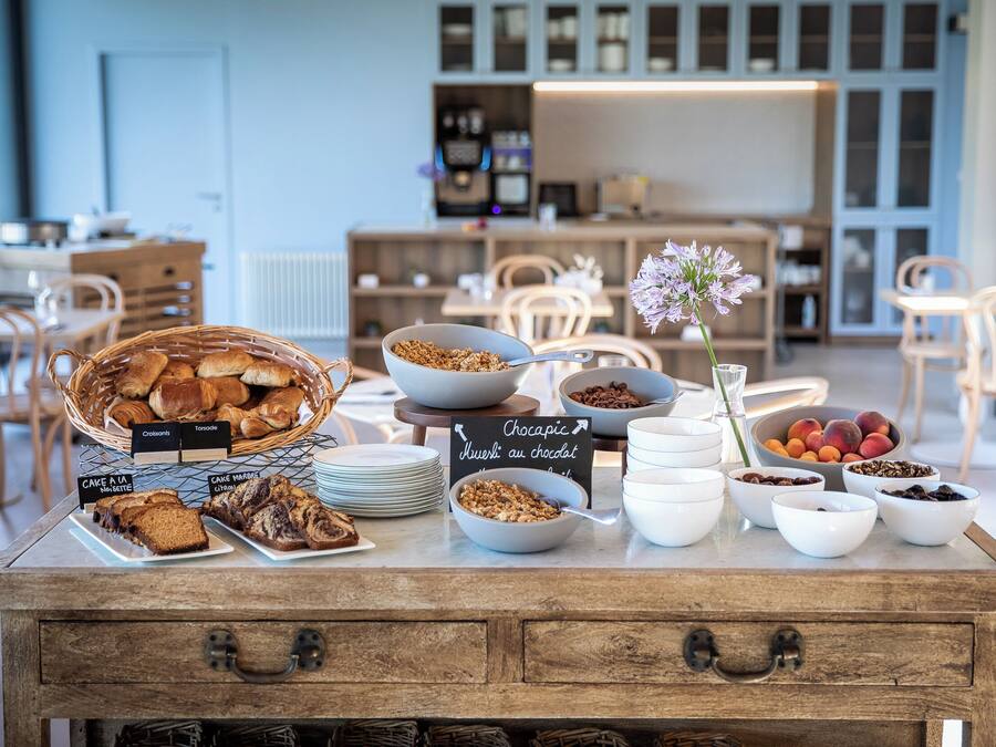 Daily buffet breakfast (EUR 18.50 per person)