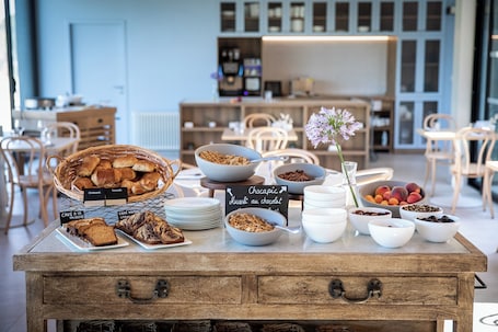 Desayuno buffet diario (EUR 18.50 por persona)