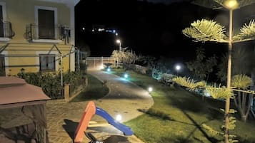 Fachada da propriedade à noite