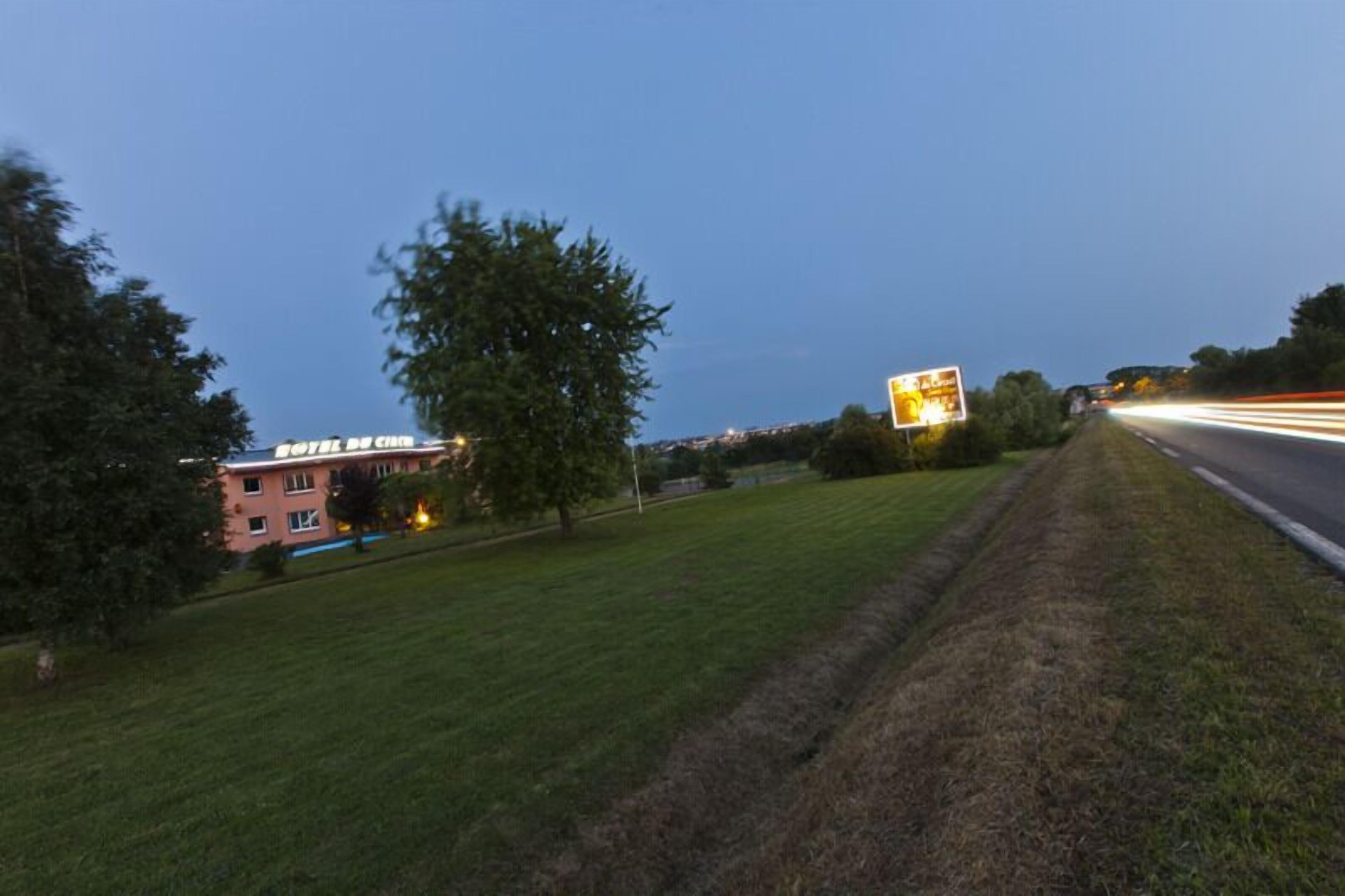 Un edificio con un cartello che recita 'Royal Oak Inn'.
