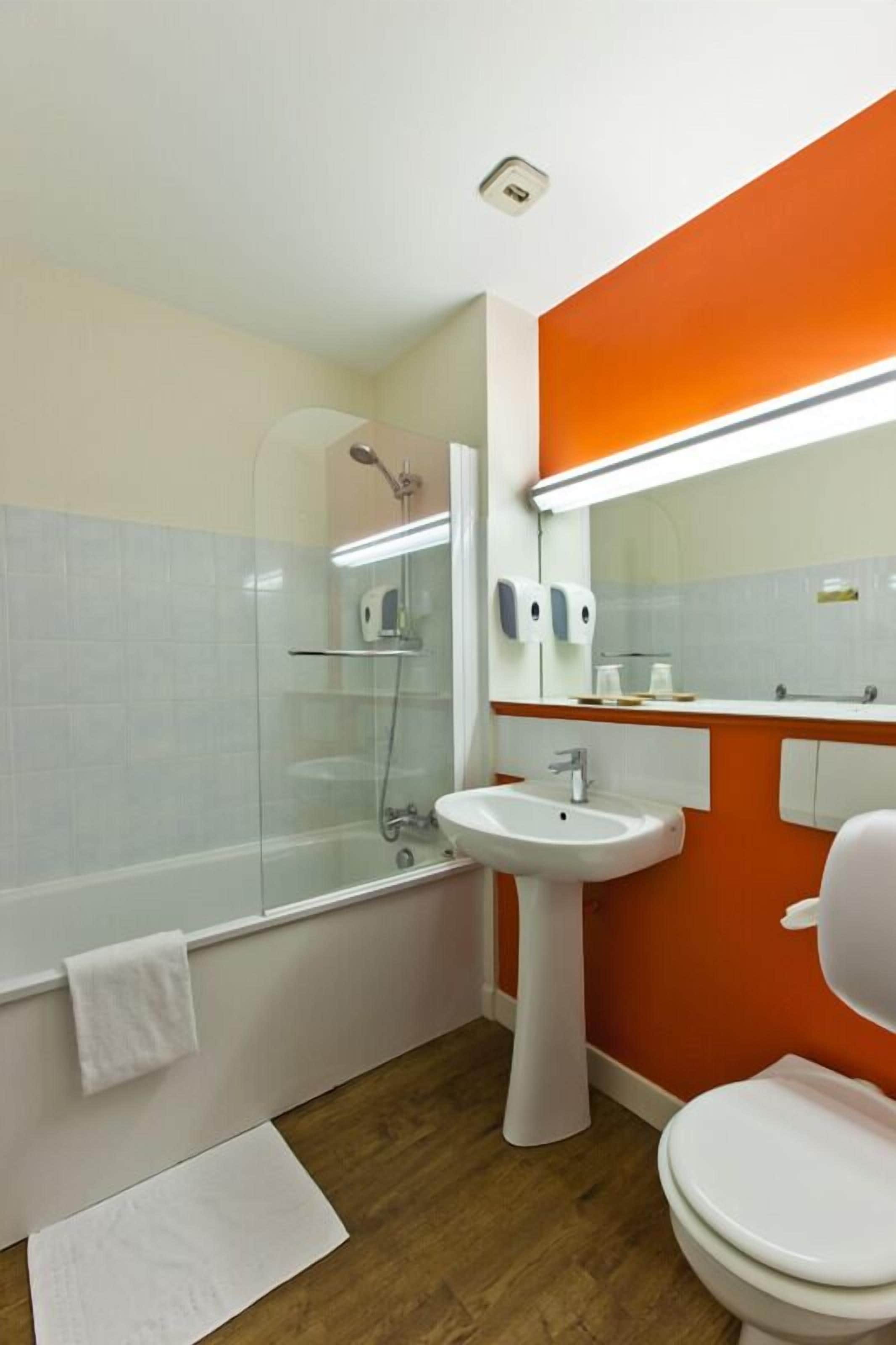 combined shower/bathtub, hair dryer, towels