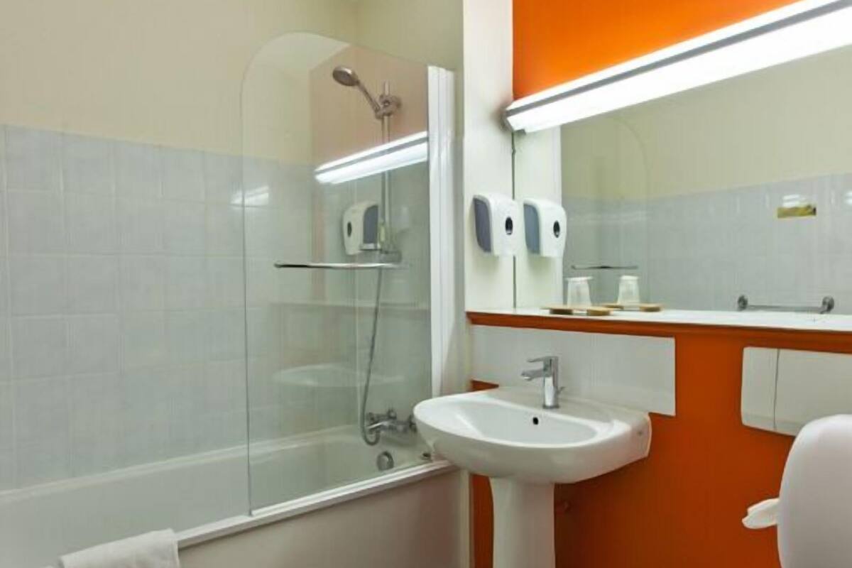 combined shower/bathtub, hair dryer, towels