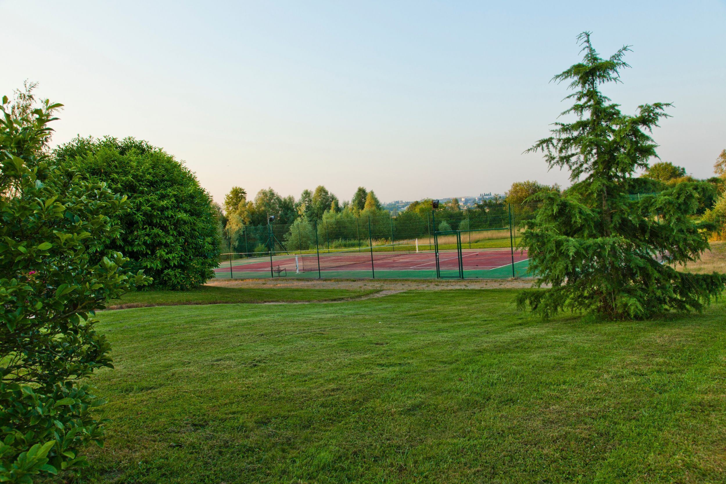 Un terrain de sport doté d’une piste d’athlétisme et entouré de verdure.