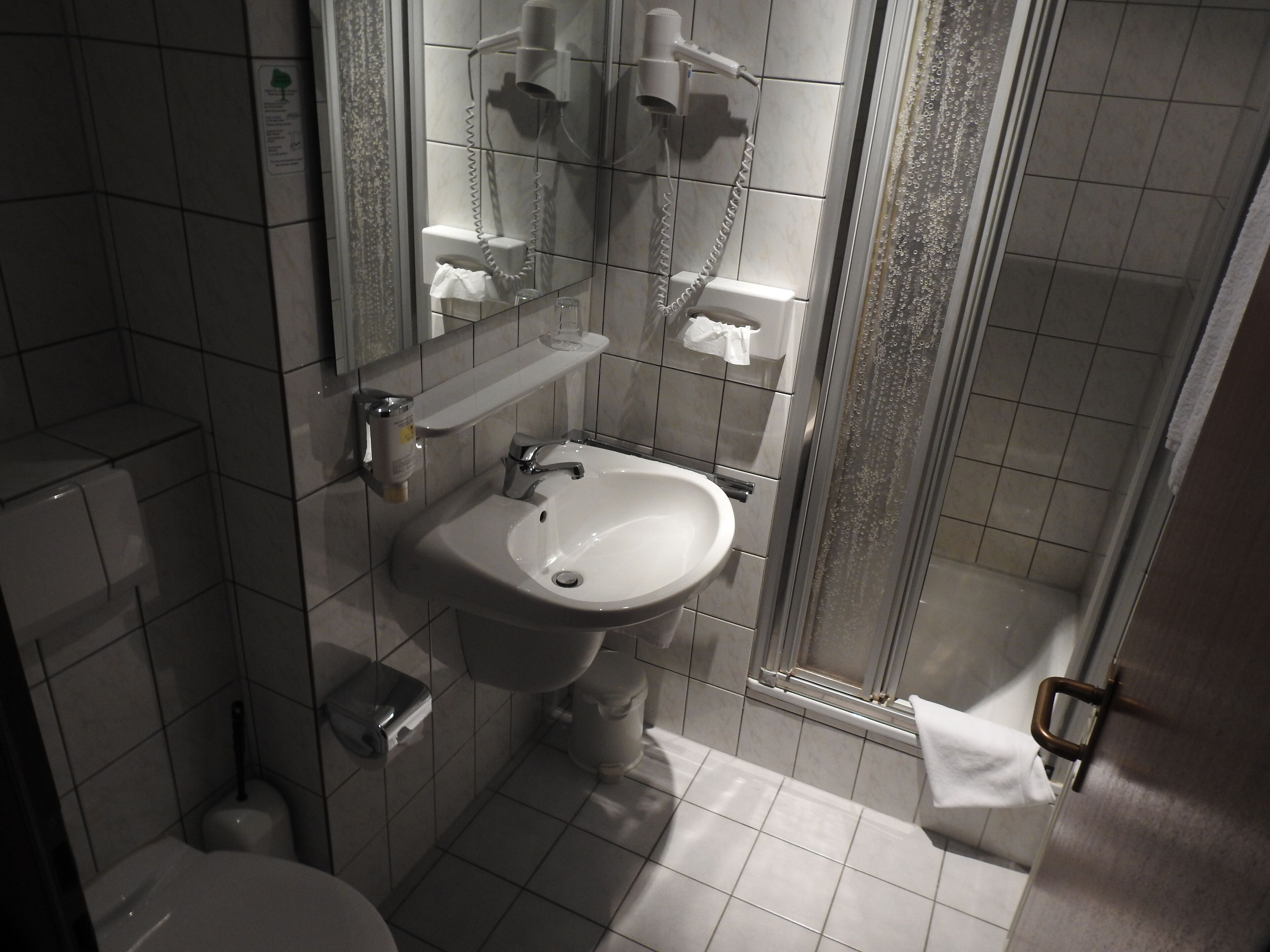 standard single room, 1 single bed, non smoking | bathroom | shower, hair dryer, bathrobes, slippers