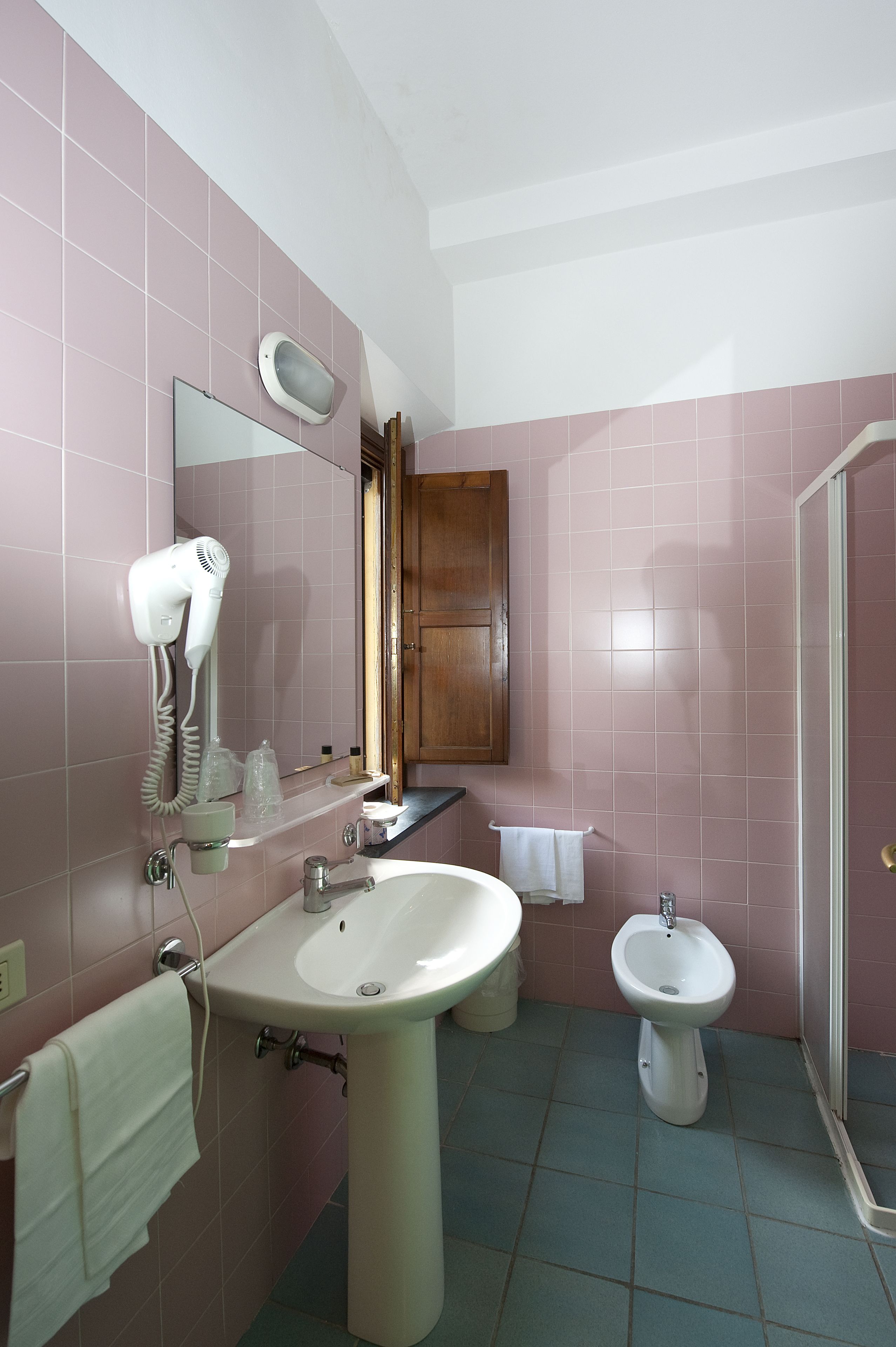 triple room | bathroom | shower, free toiletries, hair dryer, bidet