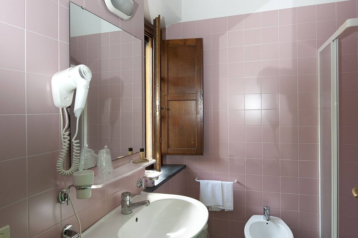 triple room | bathroom | shower, free toiletries, hair dryer, bidet