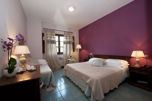 Triple Room | Desk, blackout curtains, rollaway beds, bed sheets - Hotel Ristorante Molino d'Era (Volterra)