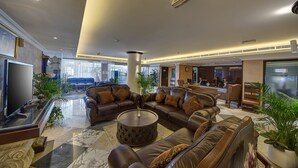 Lobby sitting area - Ajman Beach Hotel (Ajman)