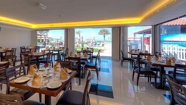 2 restaurants; breakfast, lunch, and dinner served - Ajman Beach Hotel (Ajman)