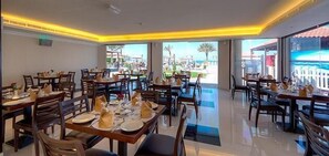 2 restaurants; breakfast, lunch and dinner served 