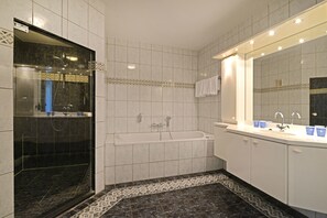 Suite, Terrace, Sea View | Bathroom | Combined shower/tub, eco-friendly toiletries, hair dryer, towels - Fletcher Hotel-Restaurant Elzenduin (Ter Heijde)
