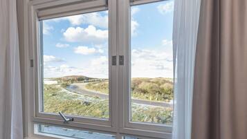 Ein Fenster mit Blick auf eine Straße und die Landschaft.