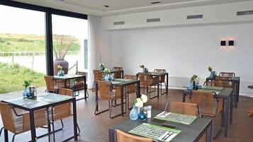 Daily continental breakfast (EUR 18.50 per person)