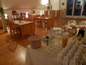 Free daily buffet breakfast - Röda Stallet B&B (Hjo)