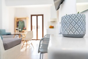 Roupas de cama premium, escrivaninha, espaço de trabalho para notebook