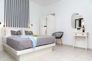 Premium bedding, desk, laptop workspace, blackout curtains - Depis Place & Apartments (Naxos)