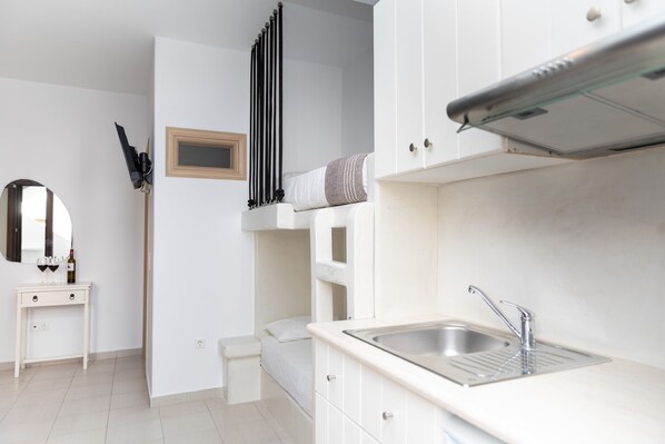 Uma cozinha moderna com pia, armários e bancada.