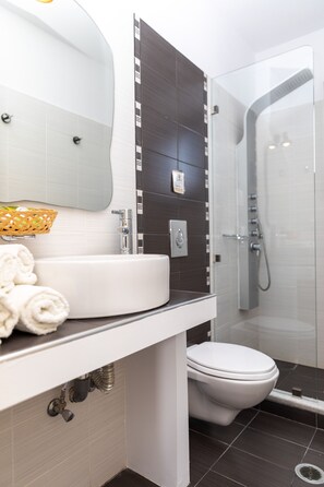 Superior-Doppelzimmer | Badezimmer | Designer-Toilettenartikel, Handtücher, Seife, Shampoo