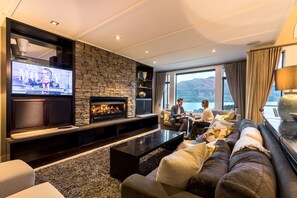 Fireplace - Commonage Villas by Staysouth (Queenstown)