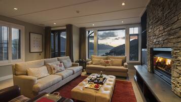 Smart TV, perapian, dan pemutar DVD