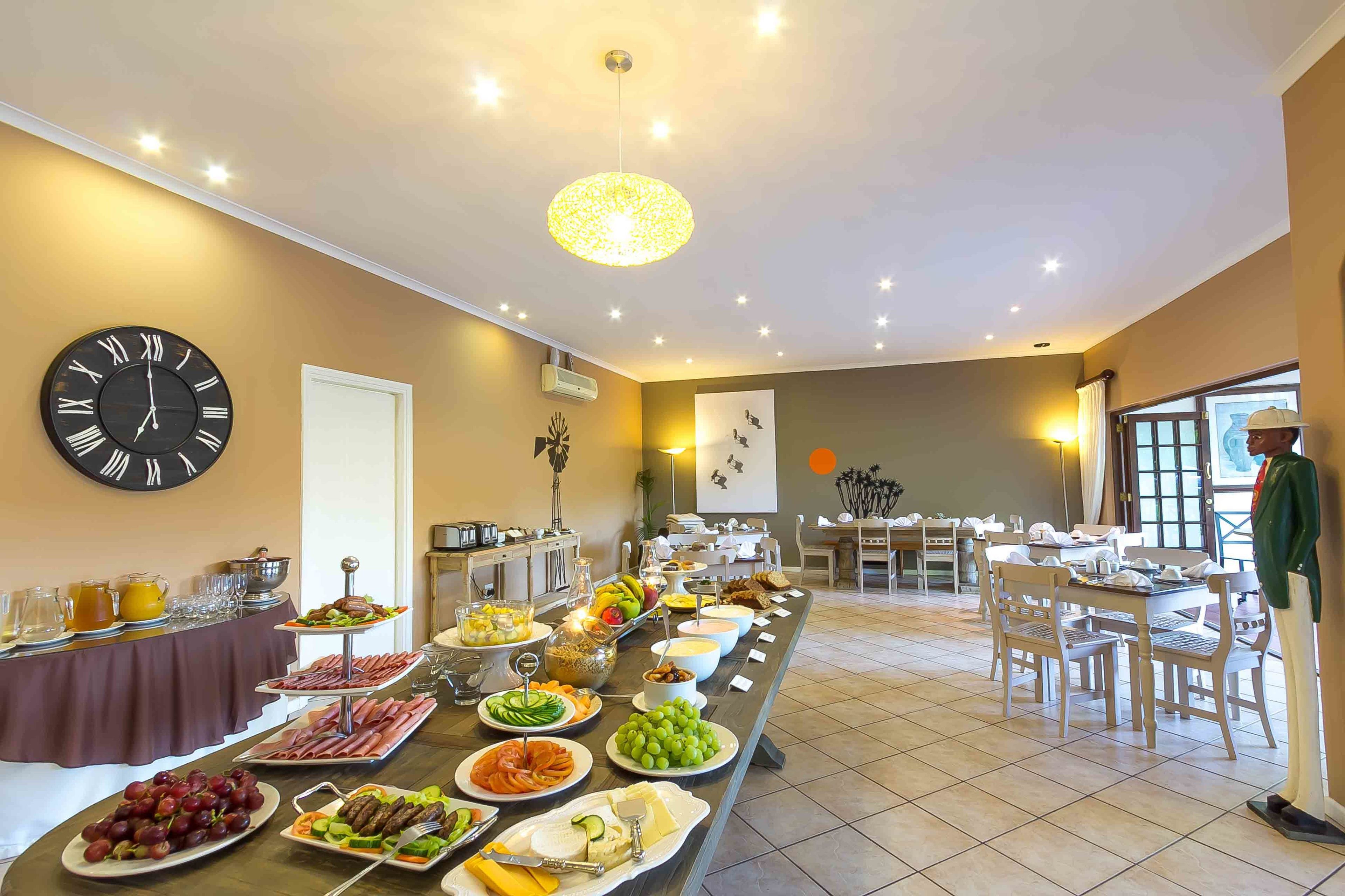 Un buffet garni de divers plats et une horloge accrochée au mur.