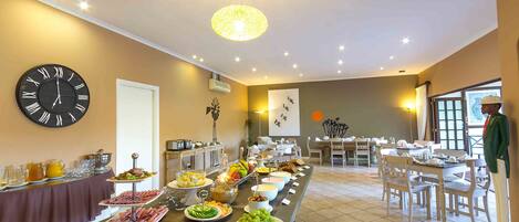 Un buffet garni de divers plats et une horloge accrochée au mur.