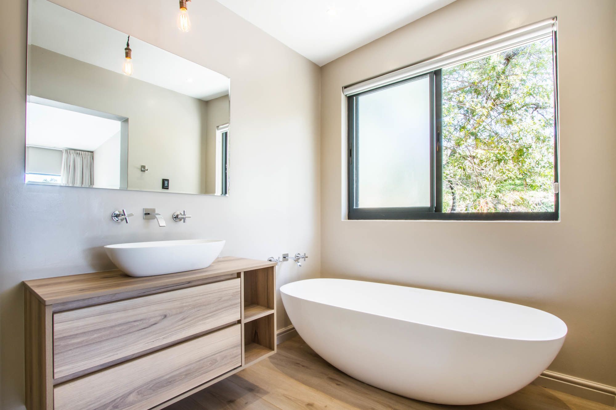 Habitación Deluxe con 1 cama matrimonial o 2 individuales, 1 habitación, vista al jardín | Tina profunda