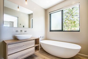 Chambre Deluxe double ou avec lits jumeaux, 1 chambre, vue sur le jardin | Baignoire profonde