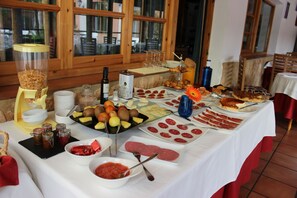 Petit-déjeuner continental servi tous les jours en supplément