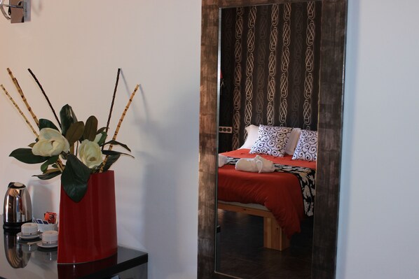 Peralatan tempat tidur premium, gebar bulu kapas, bar mini, meja 