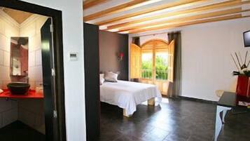 Premium bedding, down duvets, minibar, desk