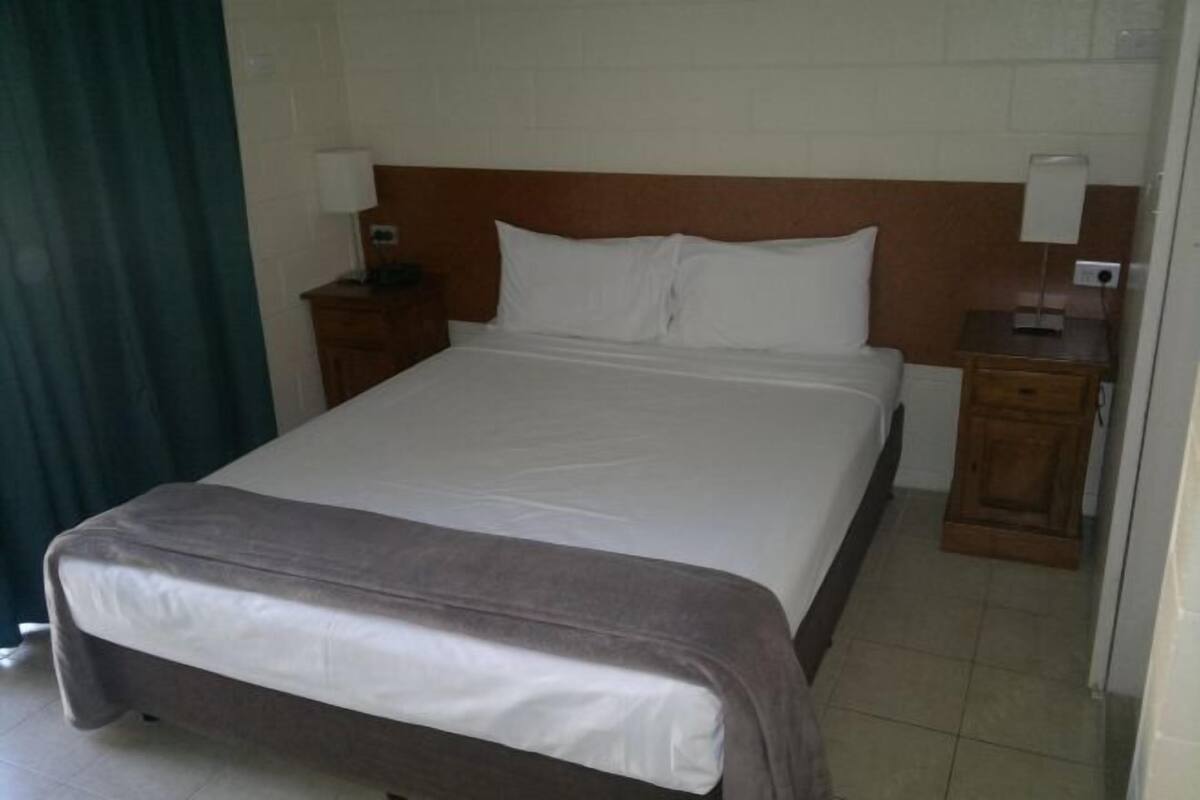 Premium bedding, desk, iron/ironing board, free WiFi