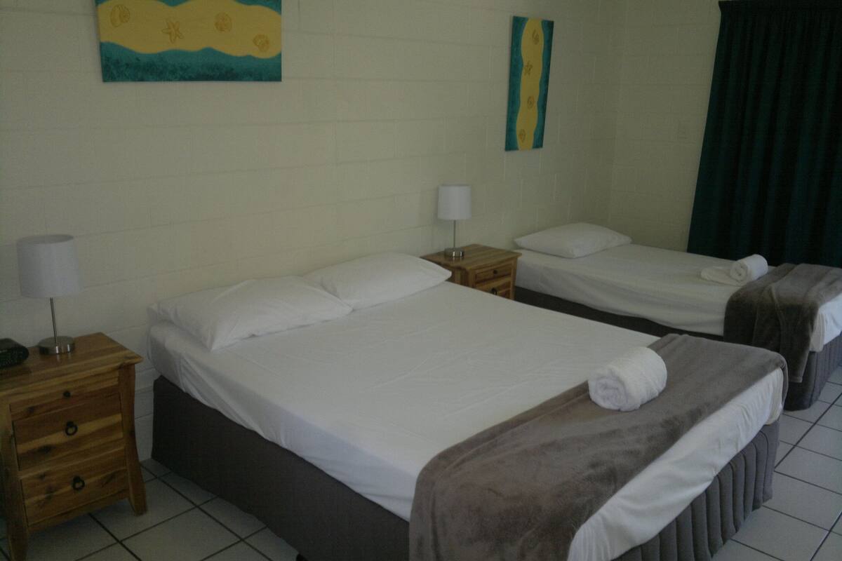 Premium bedding, desk, iron/ironing board, free WiFi