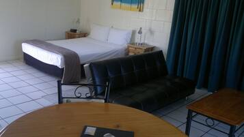 Studio | Premium bedding, desk, iron/ironing board, free WiFi