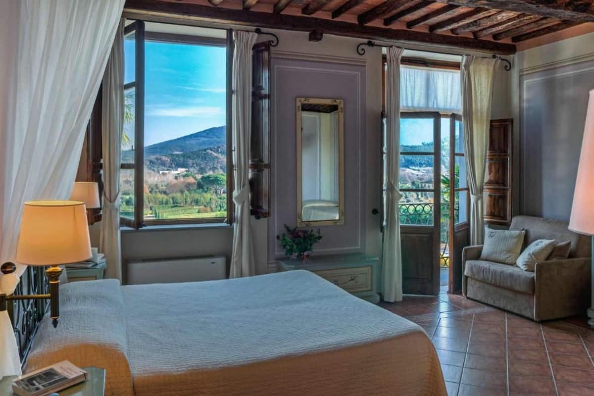 junior suite, 1 bedroom | minibar, in-room safe, desk, iron/ironing board