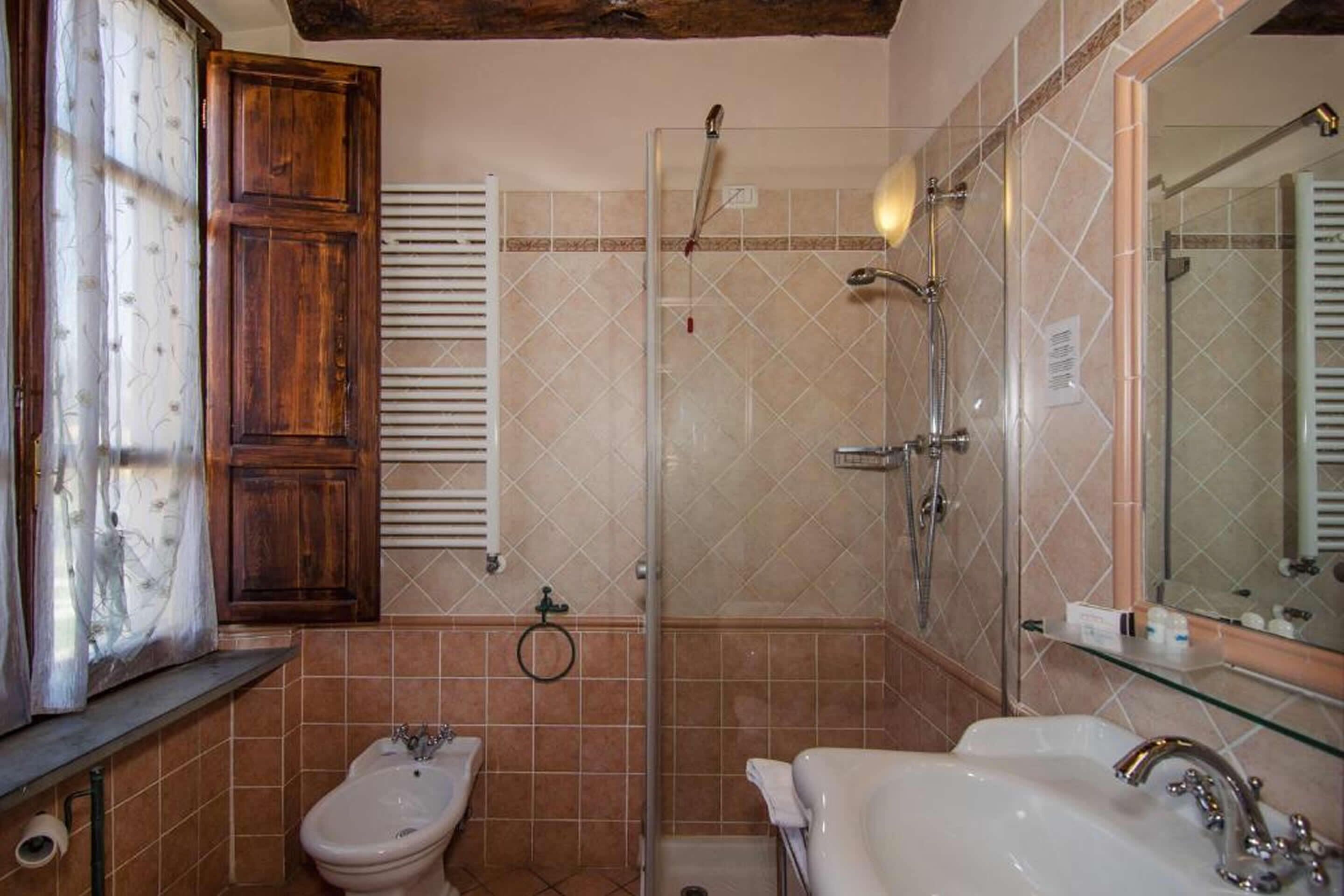 Un baño con ducha, bidé y lavamanos.