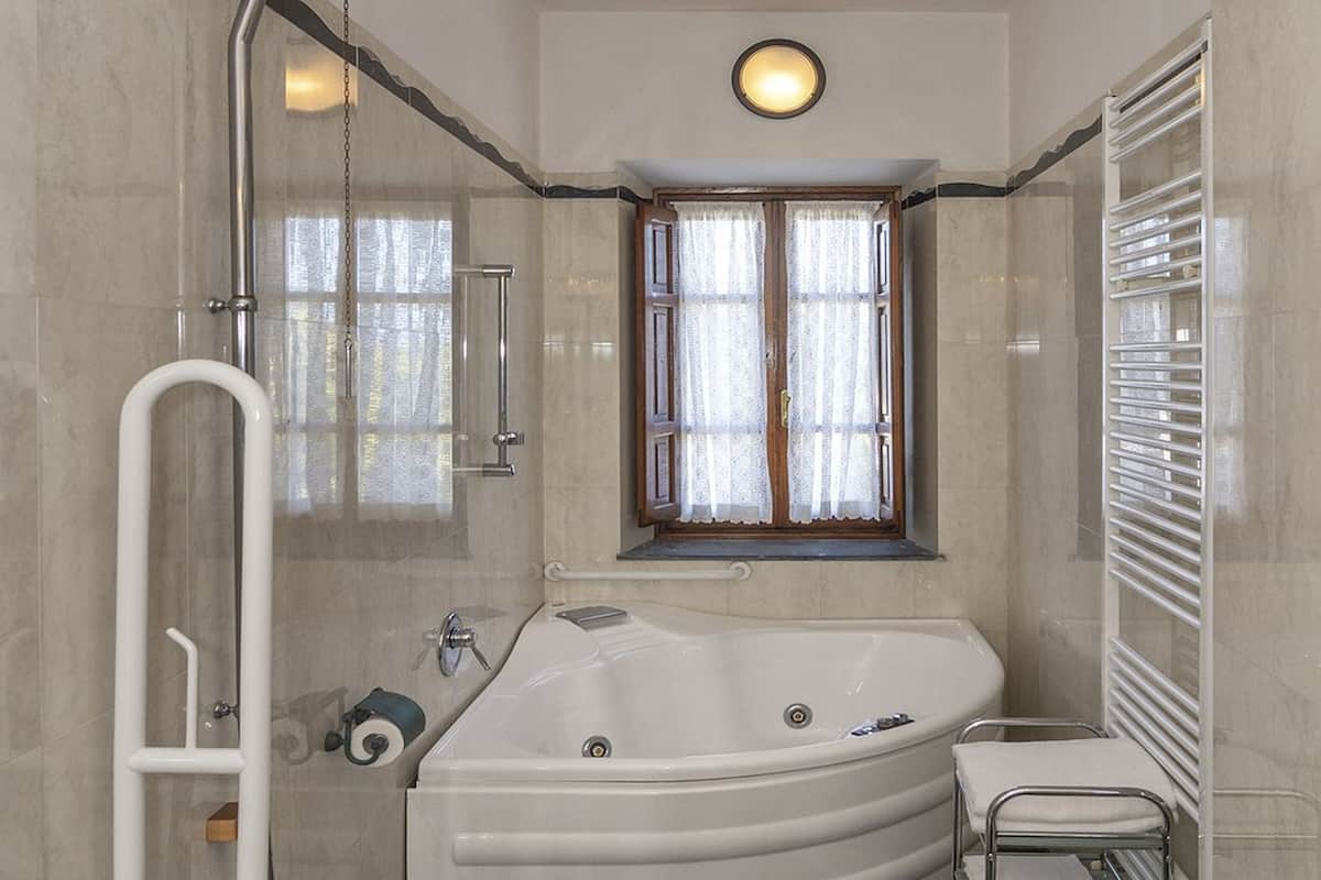 studio suite | bathroom | free toiletries, hair dryer, bidet, towels