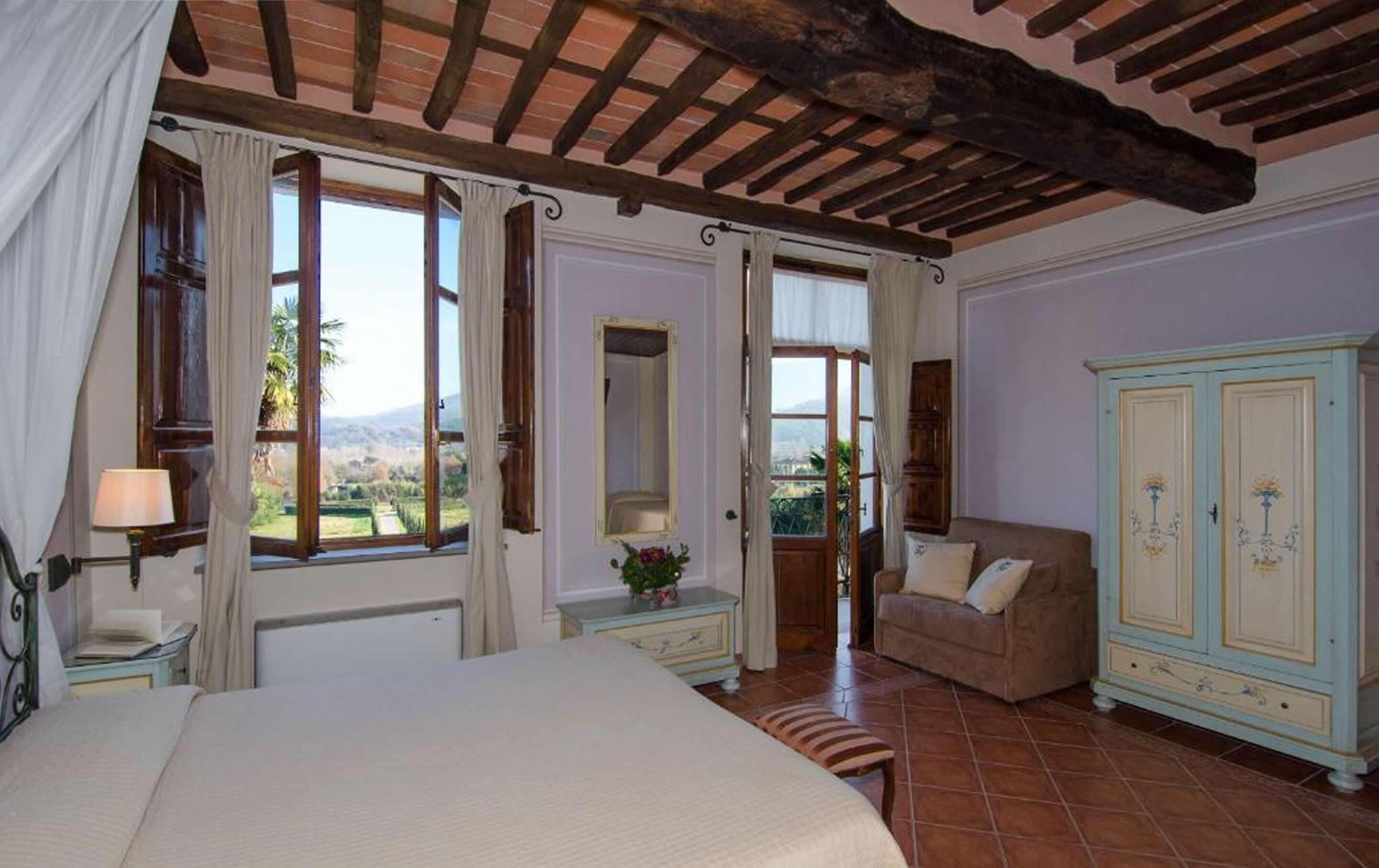 junior suite, 1 bedroom | minibar, in-room safe, desk, iron/ironing board