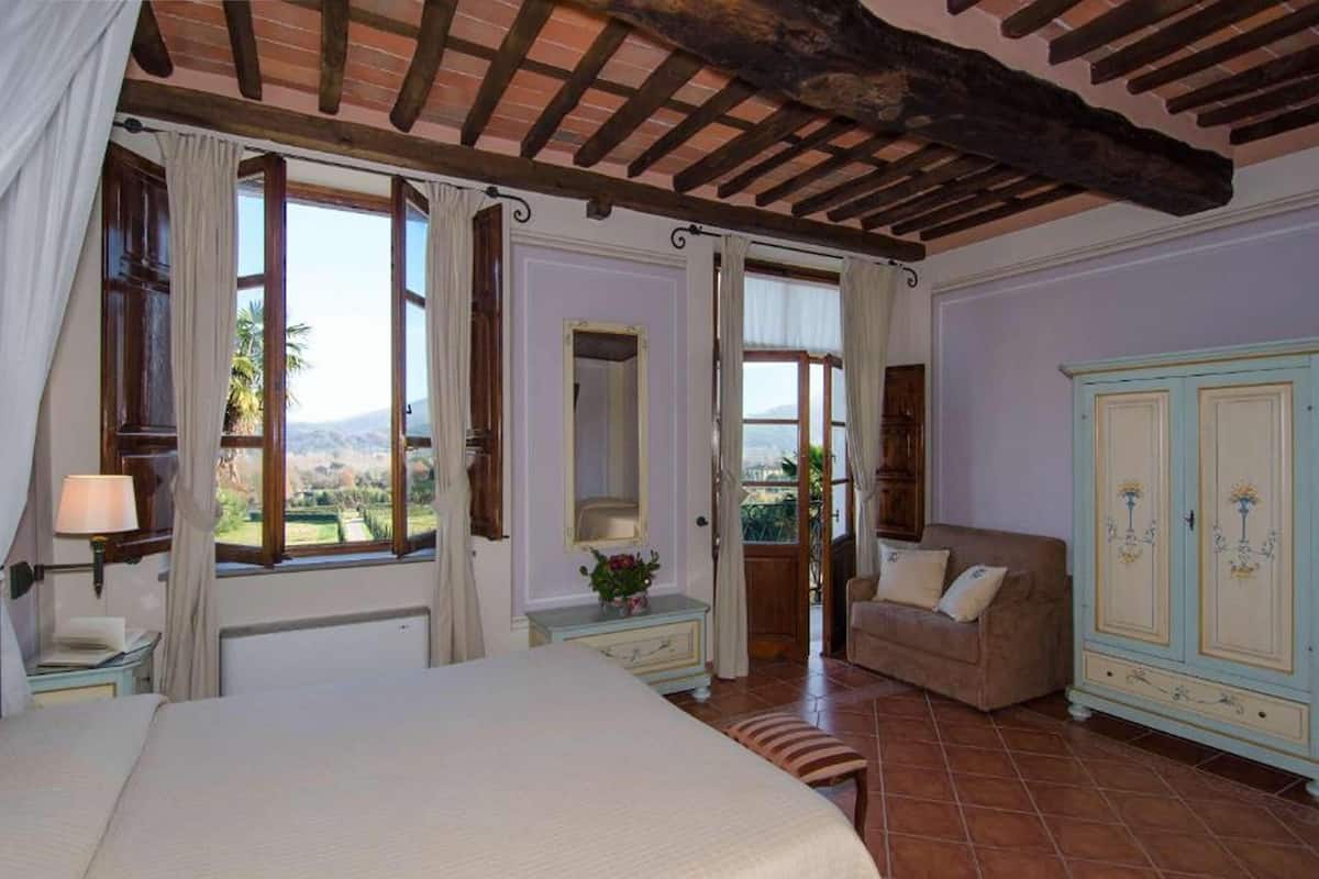 junior suite, 1 bedroom | minibar, in-room safe, desk, iron/ironing board