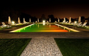 Seasonal outdoor pool, pool umbrellas, pool loungers - Hotel Villa Cheli (Lucca)