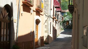 Vista frontal de la propiedad