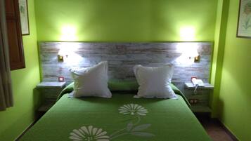 Eenvoudige tweepersoonskamer, 1 tweepersoonsbed | Individueel gedecoreerd, een bureau, gratis wifi