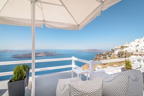 Superior Double, Sea View, Caldera View | 1 soveværelse, minibar, pengeskab på værelset, lydisolering