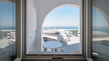 Junior Suite, Jetted Tub, Sea View, Caldera View | 1 camera, minibar, una cassaforte in camera, insonorizzazione