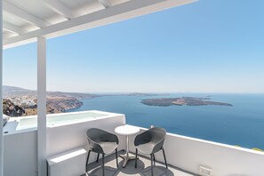 Honeymoon Suite, Jetted Tub, Sea View, Caldera View | 1 bedroom, minibar, in-room safe, soundproofing - Avianto Suites (Santorini)
