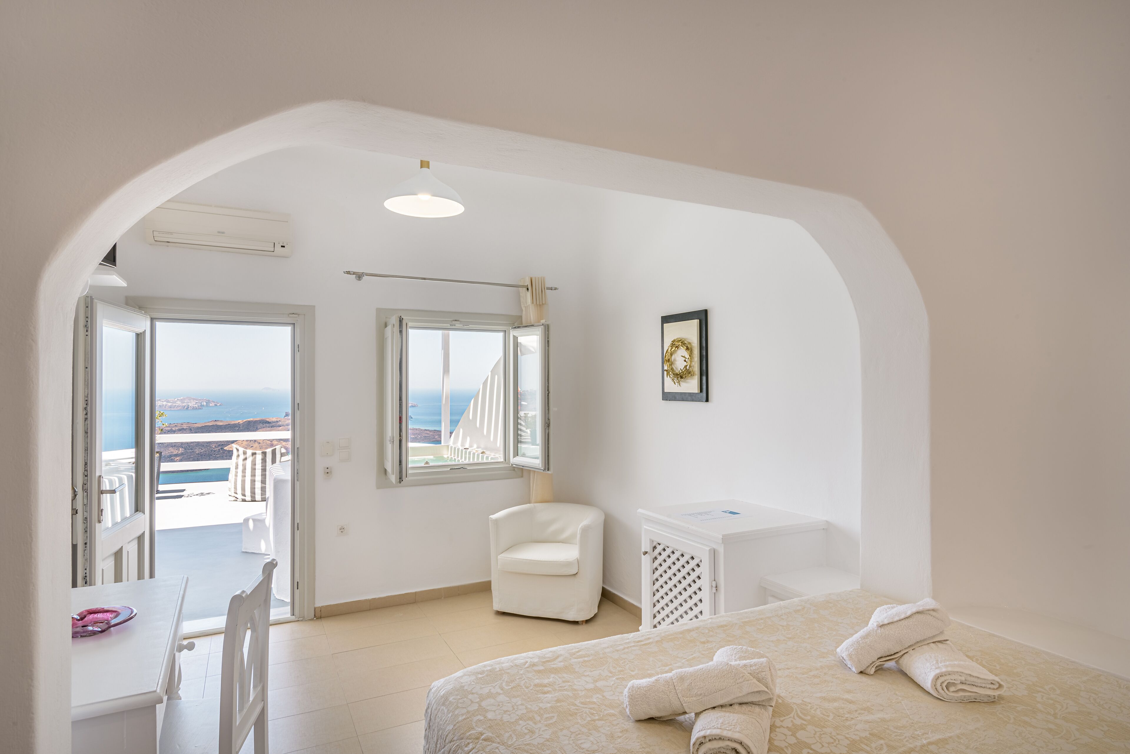 junior suite, jetted tub, sea view, caldera view | 1 bedroom, minibar, in-room safe, soundproofing