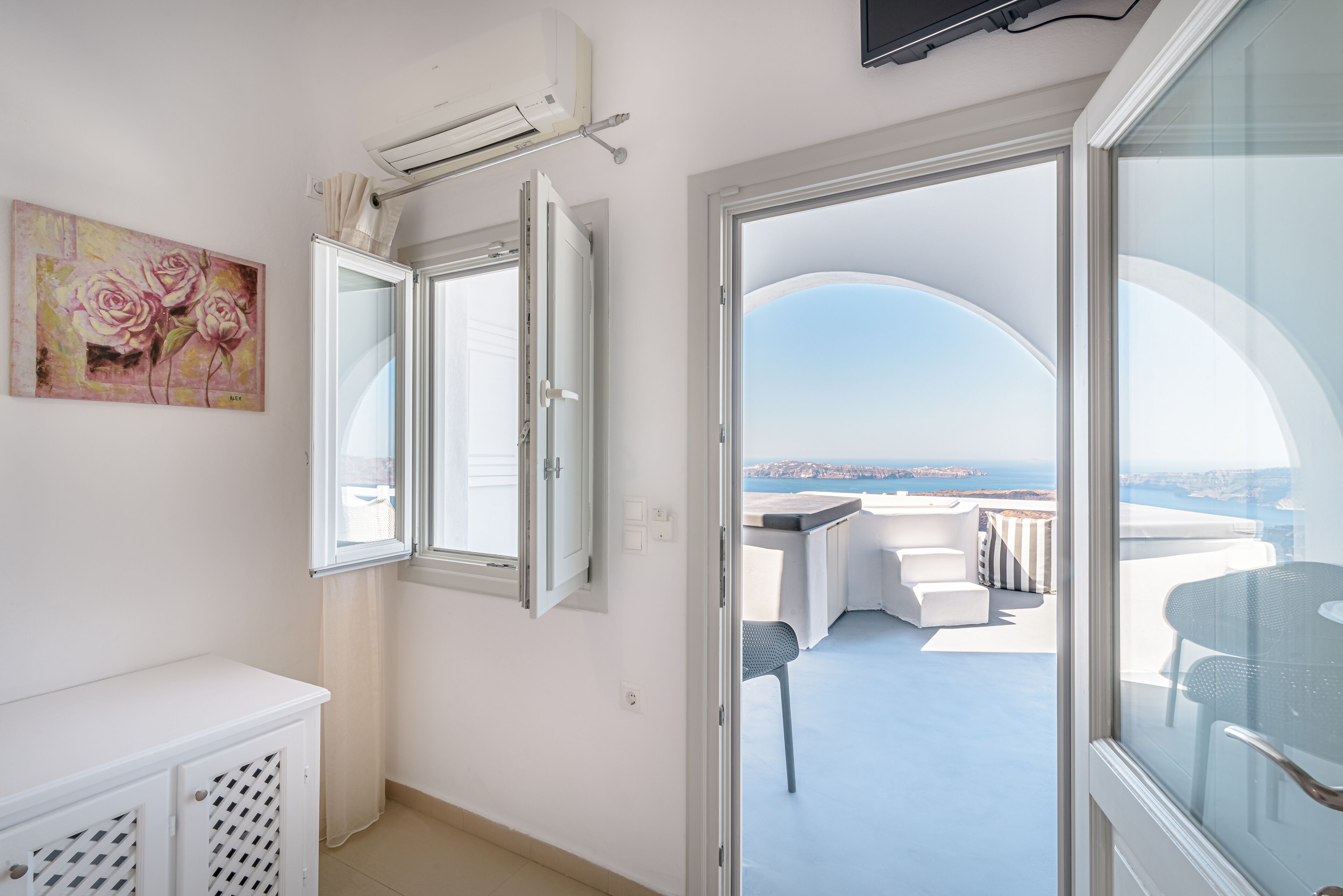 junior suite, jetted tub, sea view, caldera view | 1 bedroom, minibar, in-room safe, soundproofing