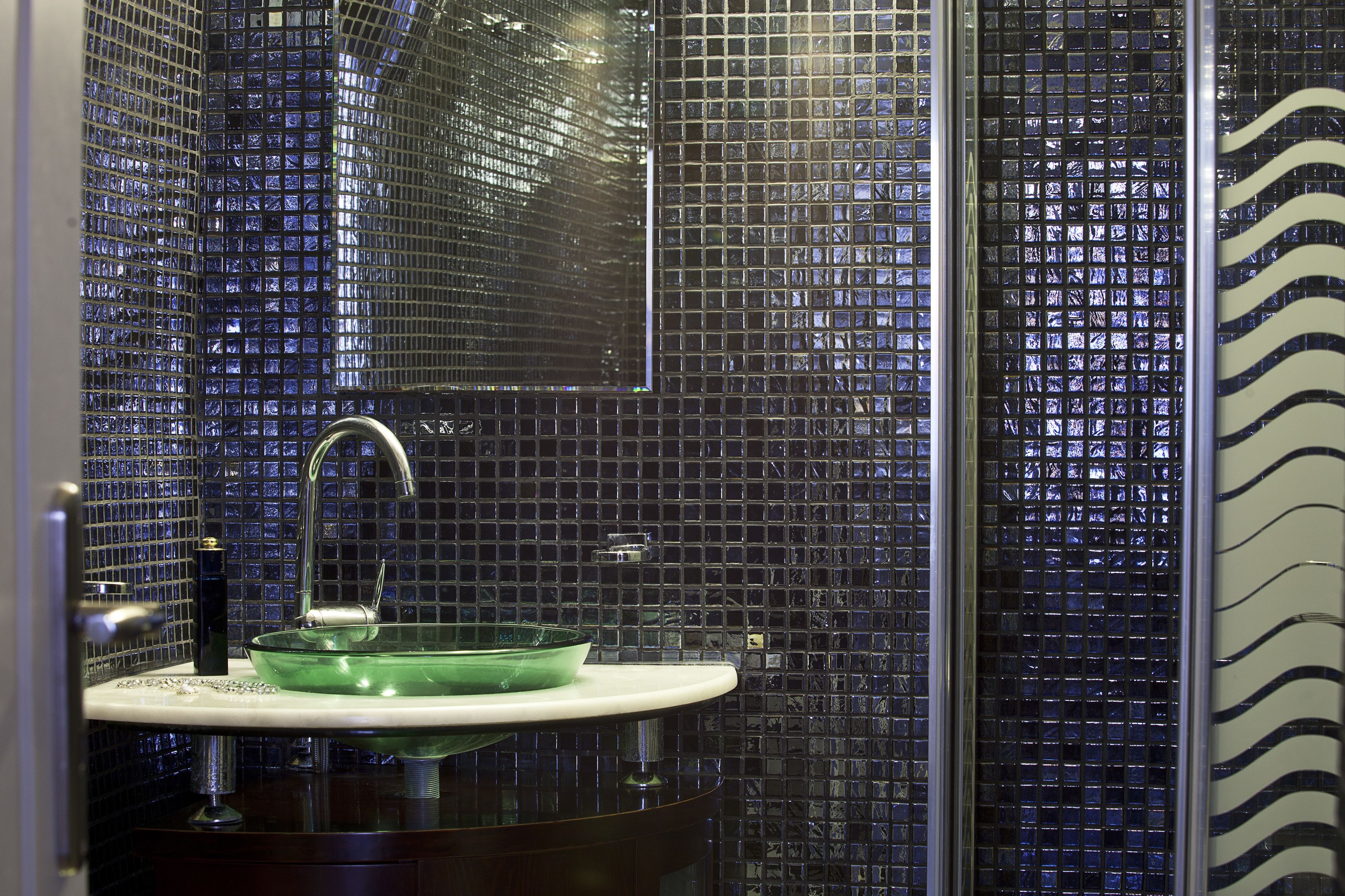 honeymoon suite, jetted tub, sea view, caldera view | bathroom | shower, free toiletries, hair dryer, bathrobes