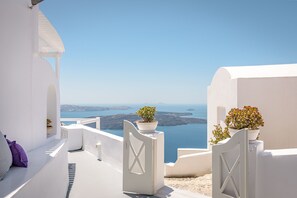 Front of property - Avianto Suites (Santorini)